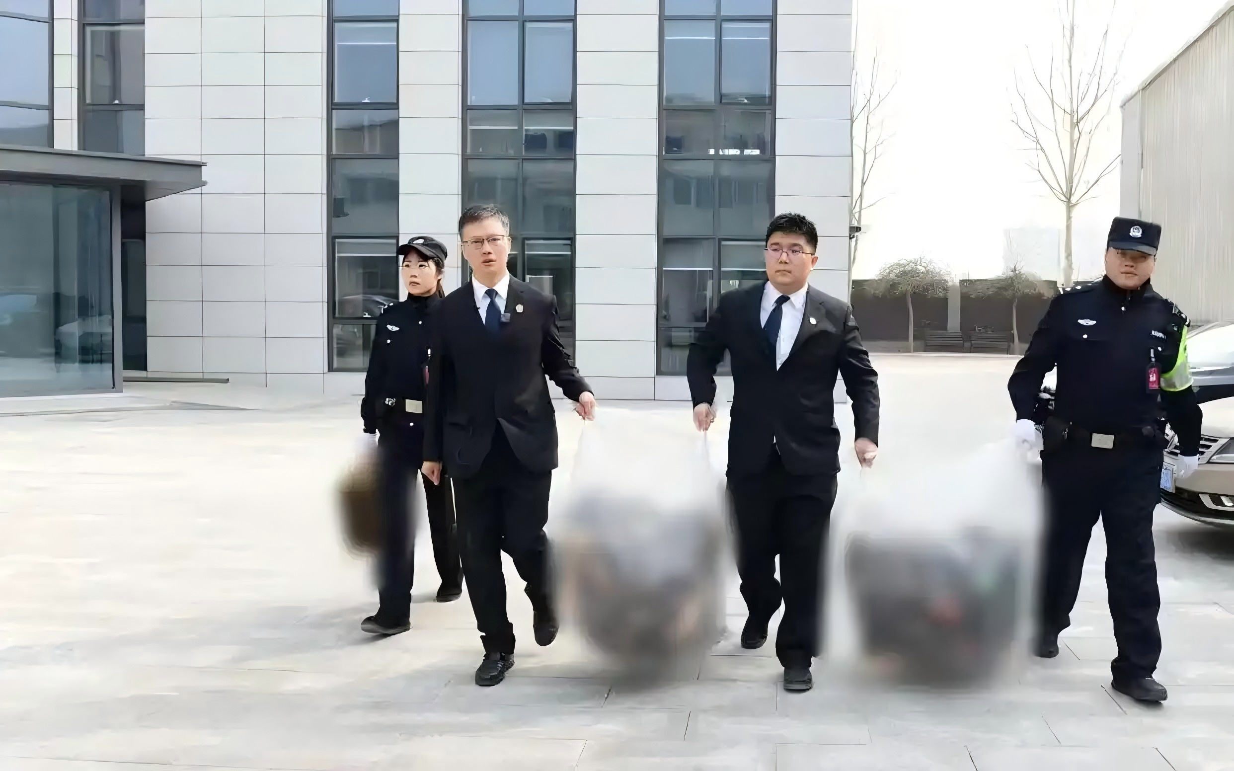 丰台法院执行现场销毁109件假冒名牌产品